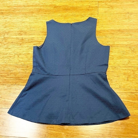 Banana Republic sleeveless blue jacquard lined peplum top w/ back zipper. Size 8 - Picture 2 of 13